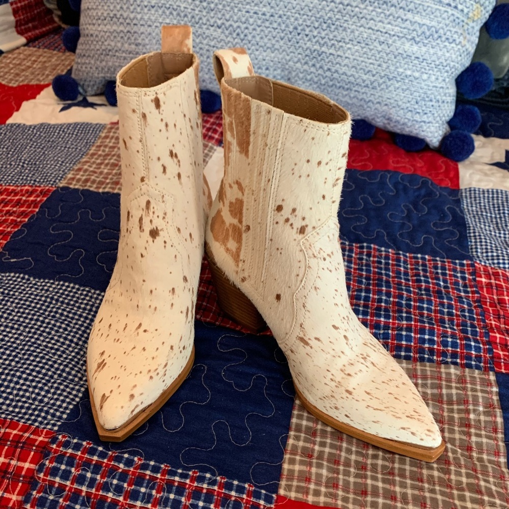 $Sale$ Dolce vita Serna booties in Fawn cafe